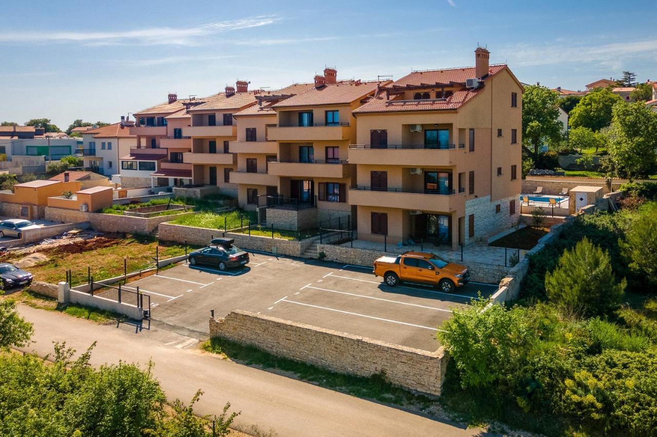 Apartments Cesare With Shared Pool Ližnjan Exterior foto