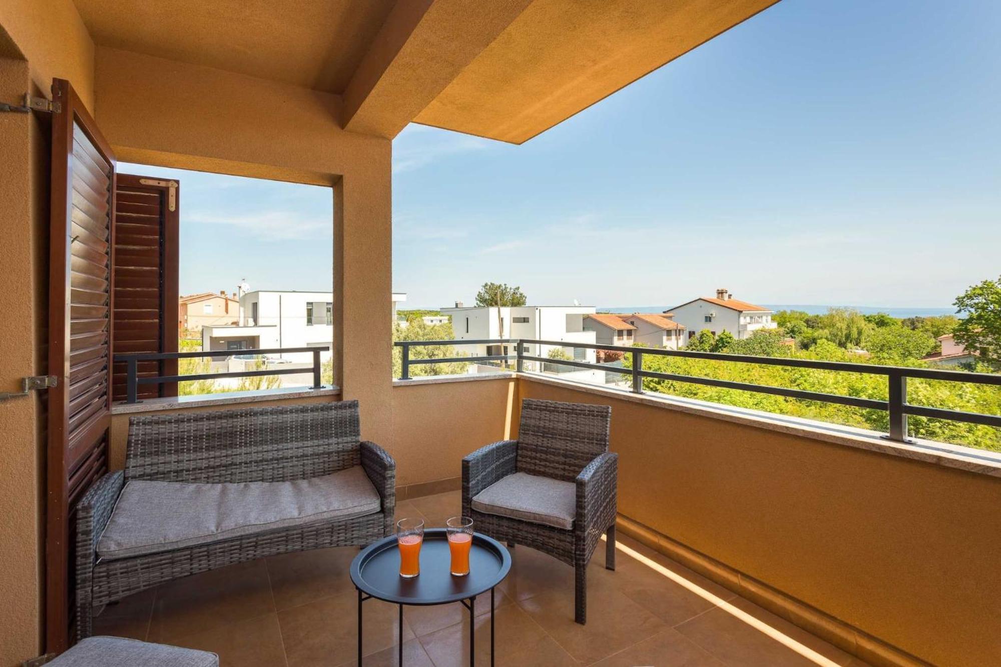 Apartments Cesare With Shared Pool Ližnjan Exterior foto